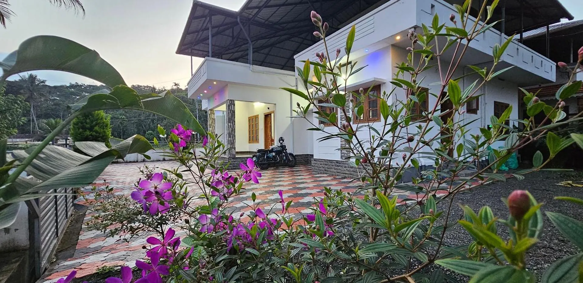 The Grand White House - Entire Villa Thekkady Indie